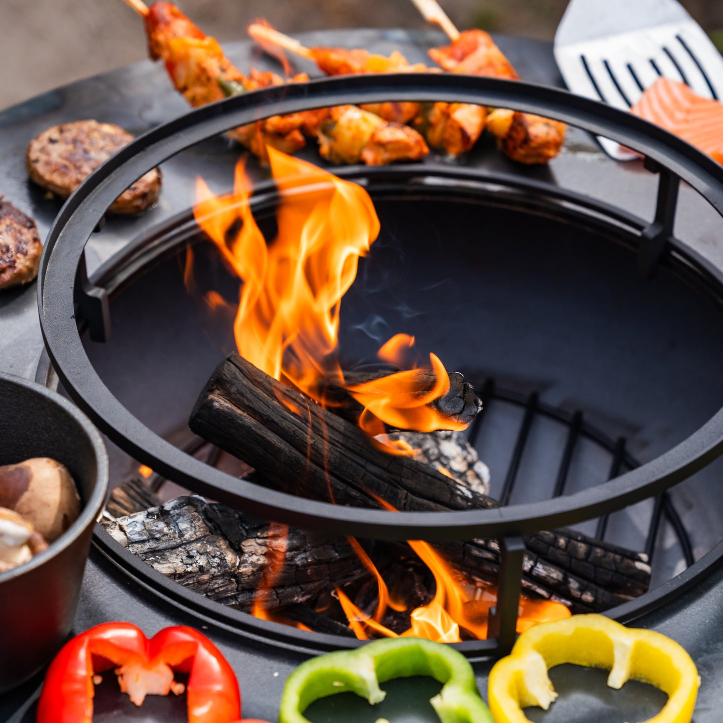 BBQ Plancha Grill Acier Corten Camarada 2.0 - Avec tisonnier et rangement bois Ø70cm