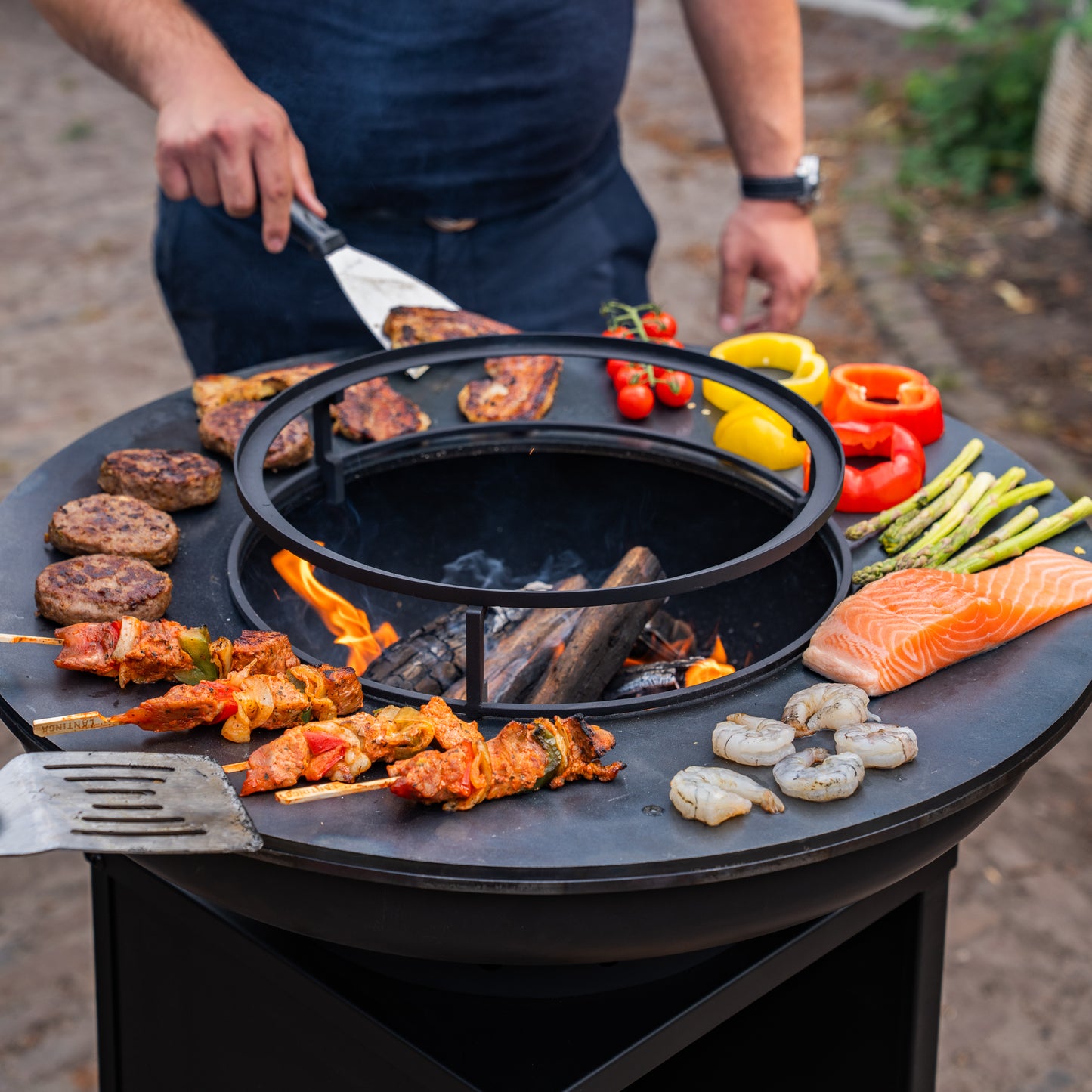 BBQ Plancha Grill Blackline Camarada 2.0 - Avec tisonnier et rangement bois Ø70cm