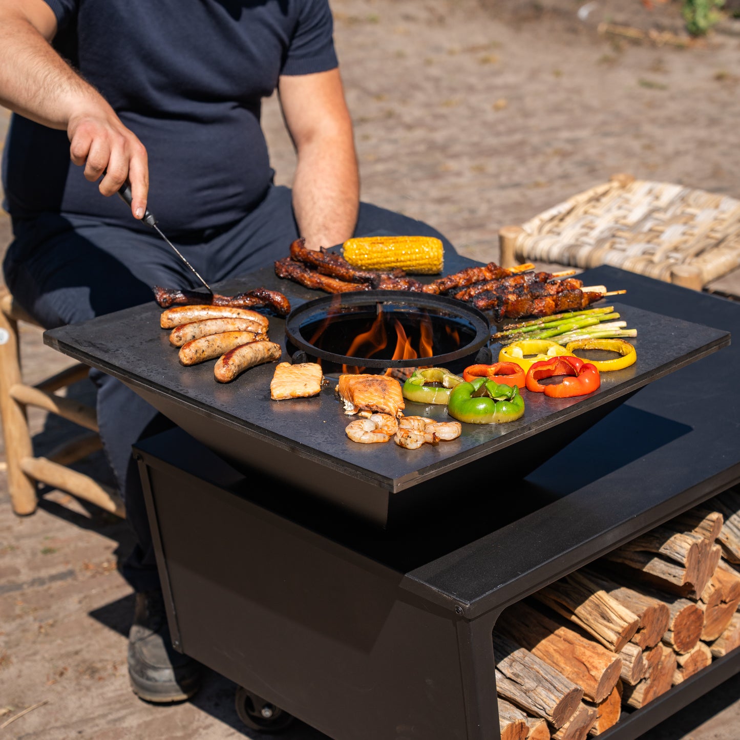 BBQ Plancha Grill Compañía - avec Housse de protection personnalisée et rangement bois 60Ø - Avec planche à découper