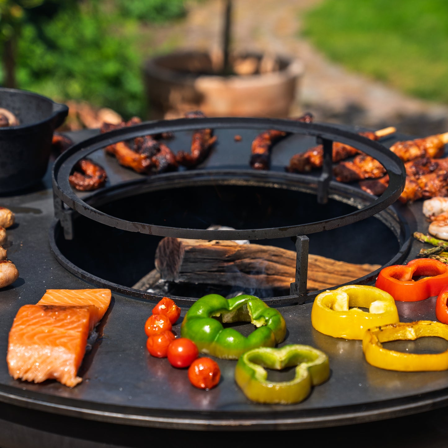 BBQ Plancha Grill Hermano XXL Blackline - Avec tisonnier et rangement pour le bois Ø80cm 8mm