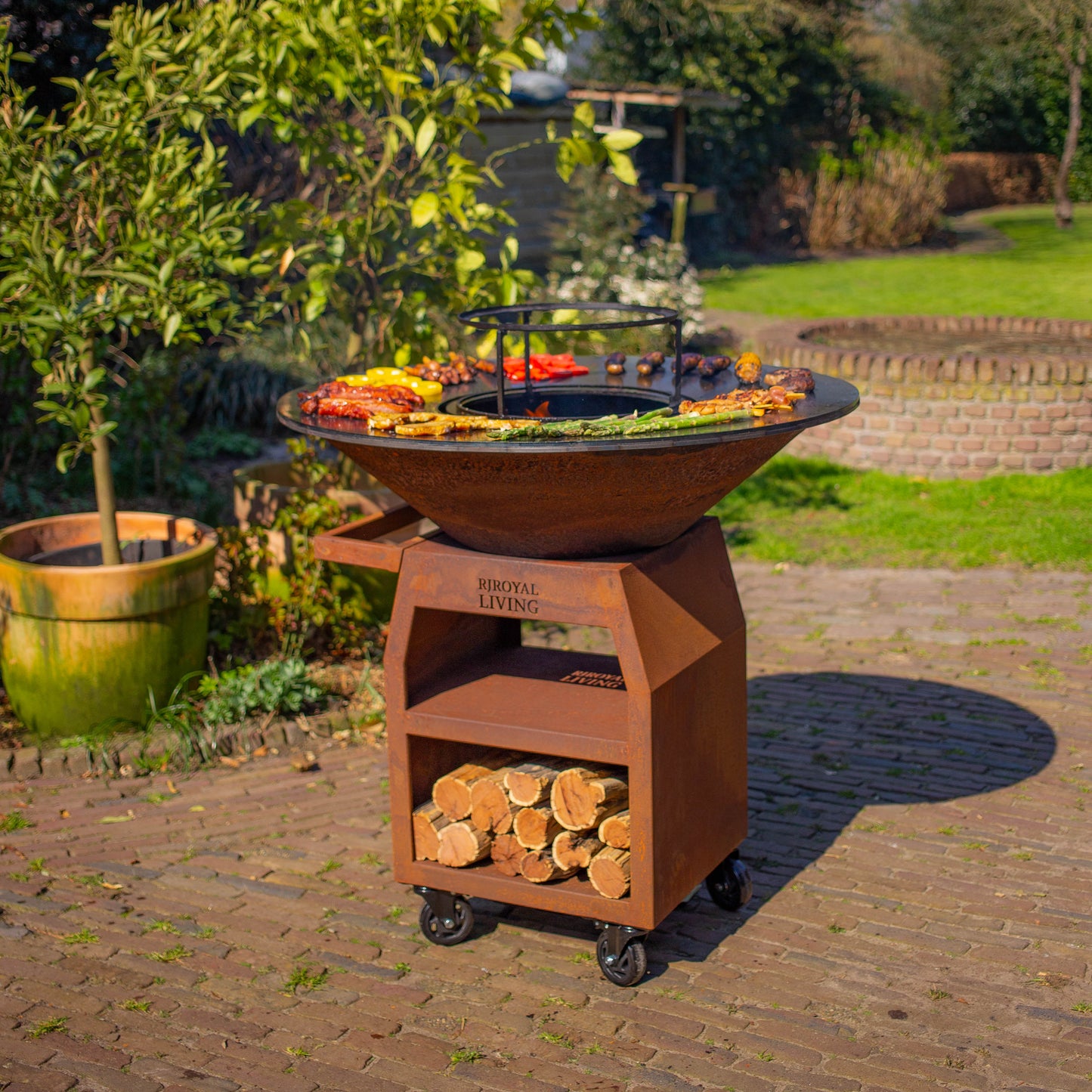 BBQ Plancha Grill Maestro XXXL Ø100cm Acier Corten - Avec grandes roues et rangement pour le bois