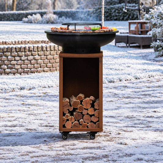 BBQ Plancha Grill Blackline Acier Corten Camarada 2.0 - Avec tisonnier et rangement bois Ø70cm — ambiance hivernale
