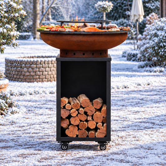 BBQ Plancha Grill Acier Corten Blackline Camarada rangement bois Ø70cm — ambiance hivernale
