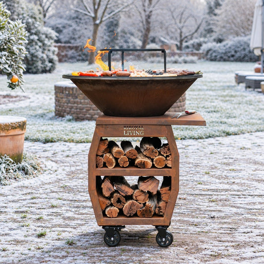 BBQ Plancha Grill Compañero XXL Acier Corten 2.0 - Avec tisonnier et rangement bois Ø80cm — ambiance hivernale