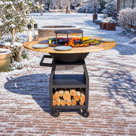 BBQ Plancha Grill Maestro Smokeless XXL Ø80cm Blackline – Plancha sans fumée avec entourage en bois Mesa — ambiance hivernale