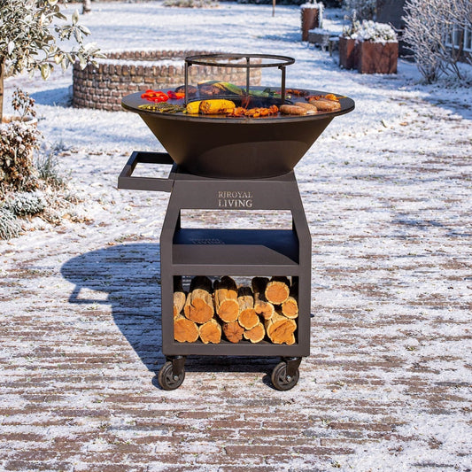 Barbecue Plancha Grill Maestro XXL Ø80cm Blackline - Avec tisonnier et rangement pour le bois — ambiance hivernale