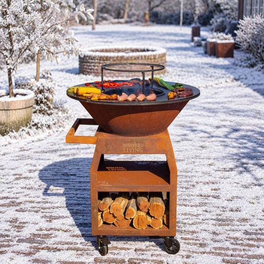 Barbecue Plancha Grill Maestro XXL Ø80cm Acier Corten - Avec tisonnier et rangement pour le bois — ambiance hivernale