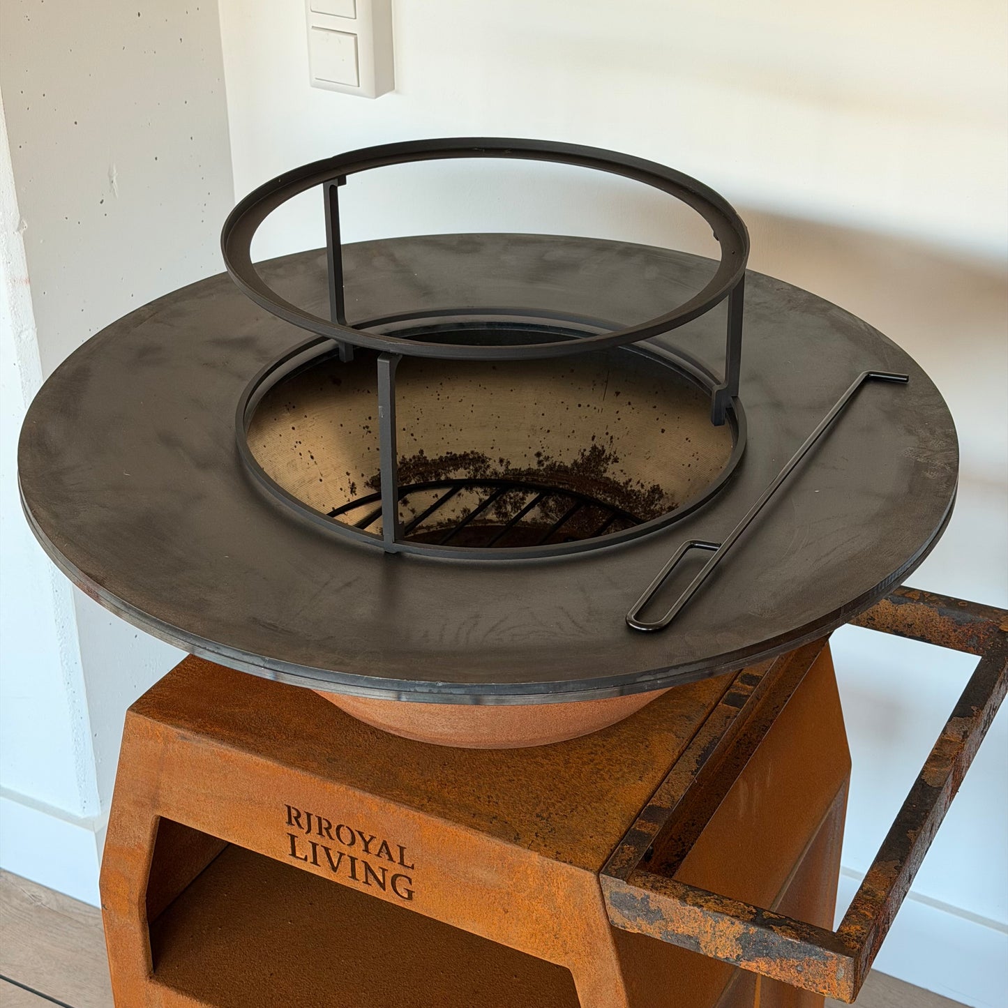 BBQ Plancha Grill Maestro Ø70cm Acier Corten - Avec grandes roues et compartiment à bois