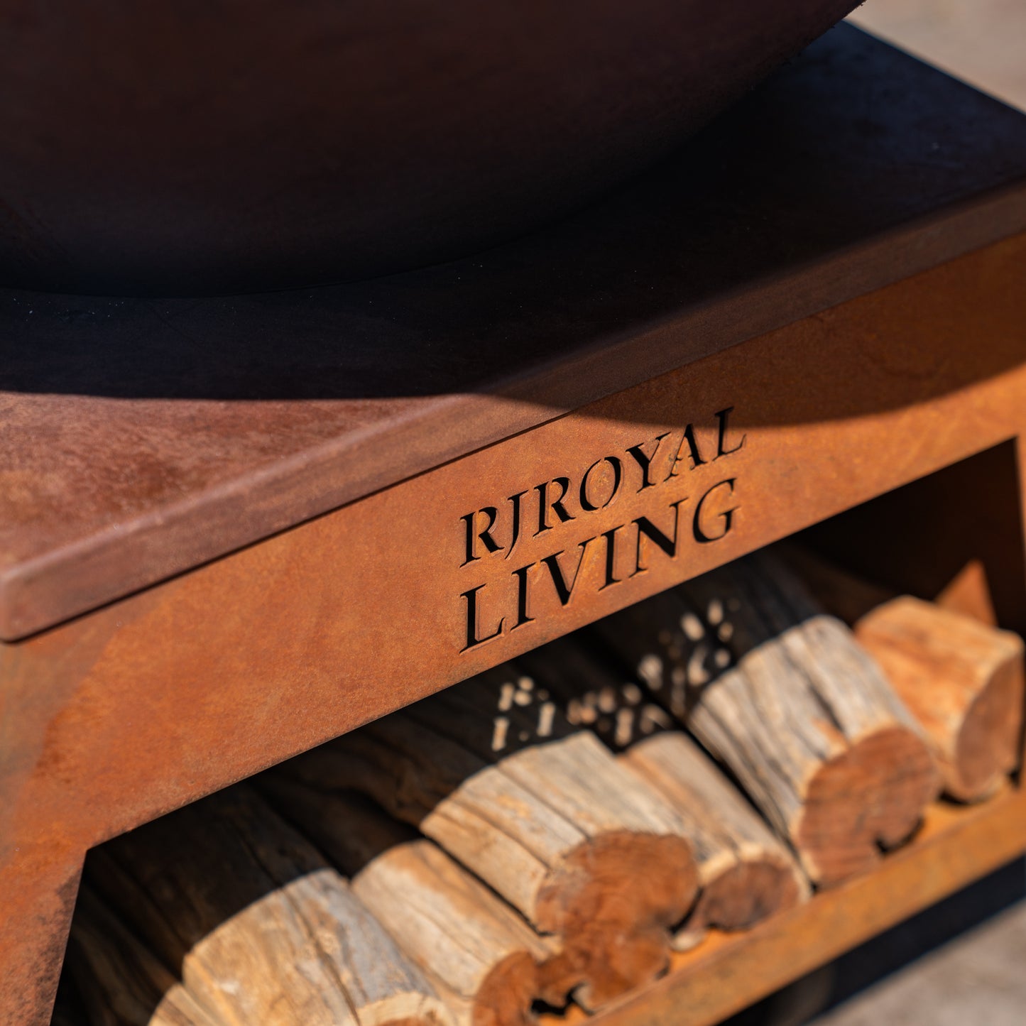 Barbecue Plancha Grill Brasero en acier Corten avec grandes roues, rangement pour le bois et plaque de cuisson Ø80cm