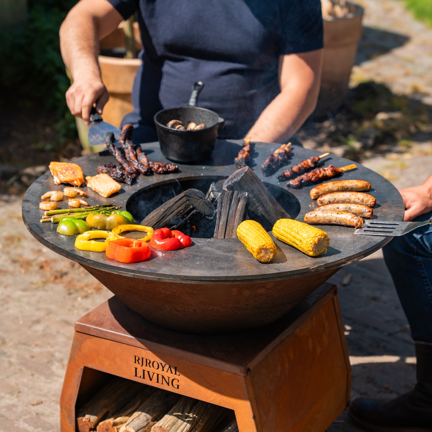 Barbecue Plancha Grill Brasero en acier Corten avec grandes roues, rangement pour le bois et plaque de cuisson Ø80cm