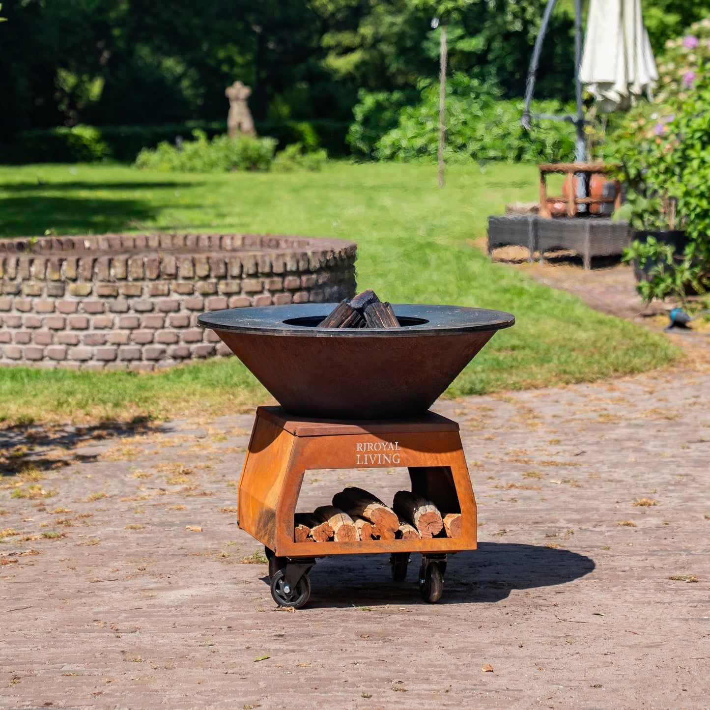 Barbecue Plancha Grill Brasero en acier Corten avec grandes roues, rangement pour le bois et plaque de cuisson Ø80cm