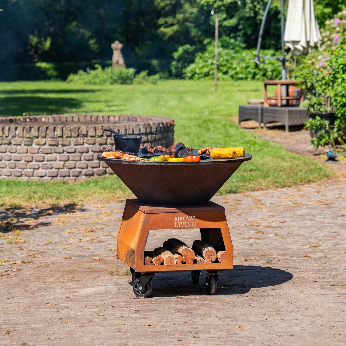 Barbecue Plancha Grill Brasero en acier Corten avec grandes roues, rangement pour le bois et plaque de cuisson Ø80cm
