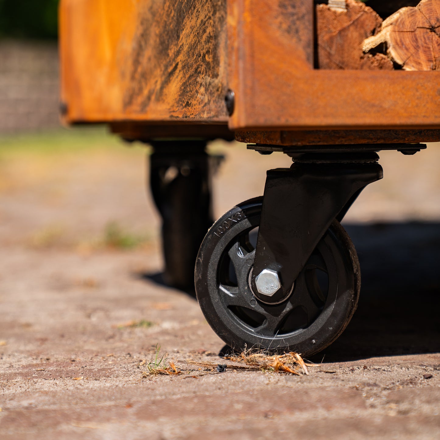 Barbecue Plancha Grill Brasero en acier Corten avec grandes roues, rangement pour le bois et plaque de cuisson Ø80cm