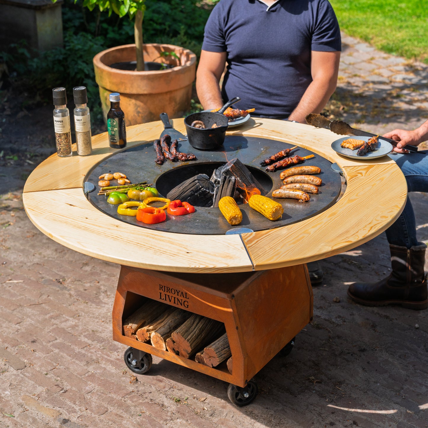 BBQ Plancha Grill Brasero en acier Corten avec plaque de cuisson Ø 80 cm et Mesa (bordure en bois), grandes roues, rangement pour le bois
