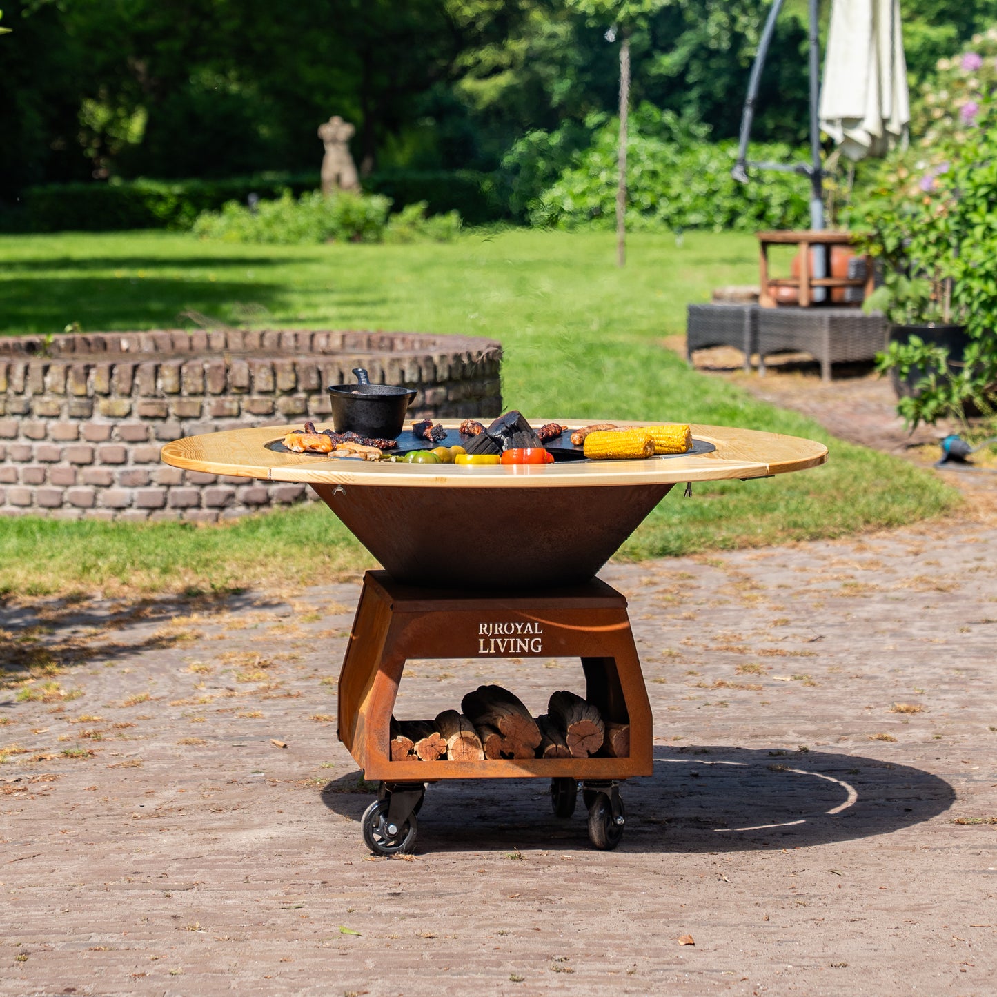 BBQ Plancha Grill Brasero en acier Corten avec plaque de cuisson Ø 80 cm et Mesa (bordure en bois), grandes roues, rangement pour le bois