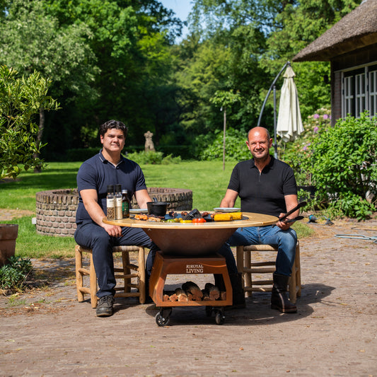 BBQ Plancha Grill Brasero en acier Corten avec plaque de cuisson Ø 80 cm et Mesa (bordure en bois), grandes roues, rangement pour le bois