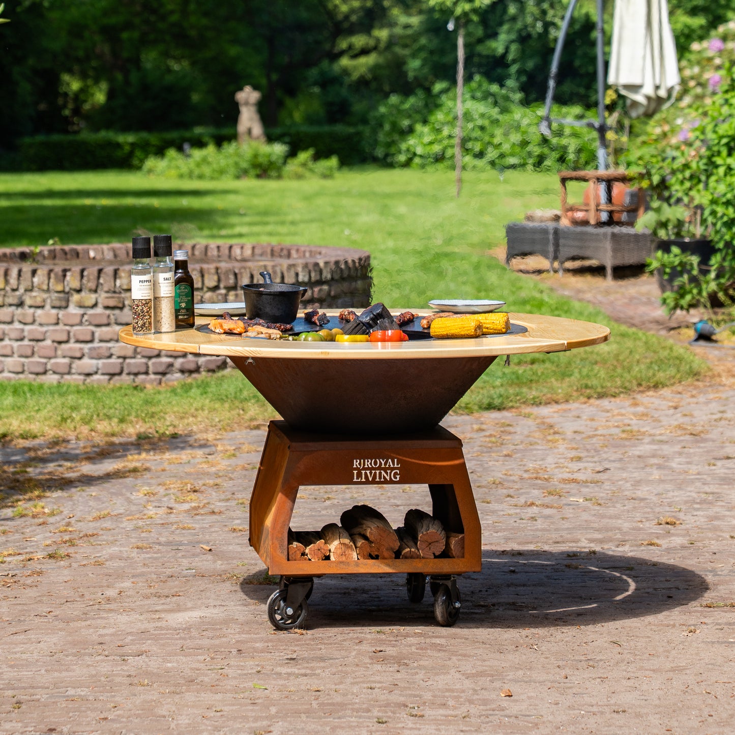 BBQ Plancha Grill Brasero en acier Corten avec plaque de cuisson Ø 80 cm et Mesa (bordure en bois), grandes roues, rangement pour le bois