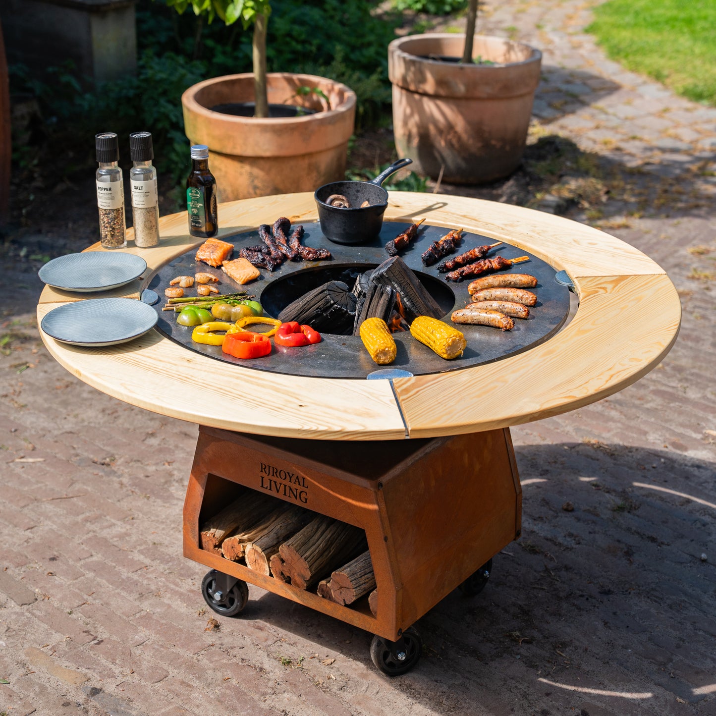 BBQ Plancha Grill Brasero en acier Corten avec plaque de cuisson Ø 80 cm et Mesa (bordure en bois), grandes roues, rangement pour le bois