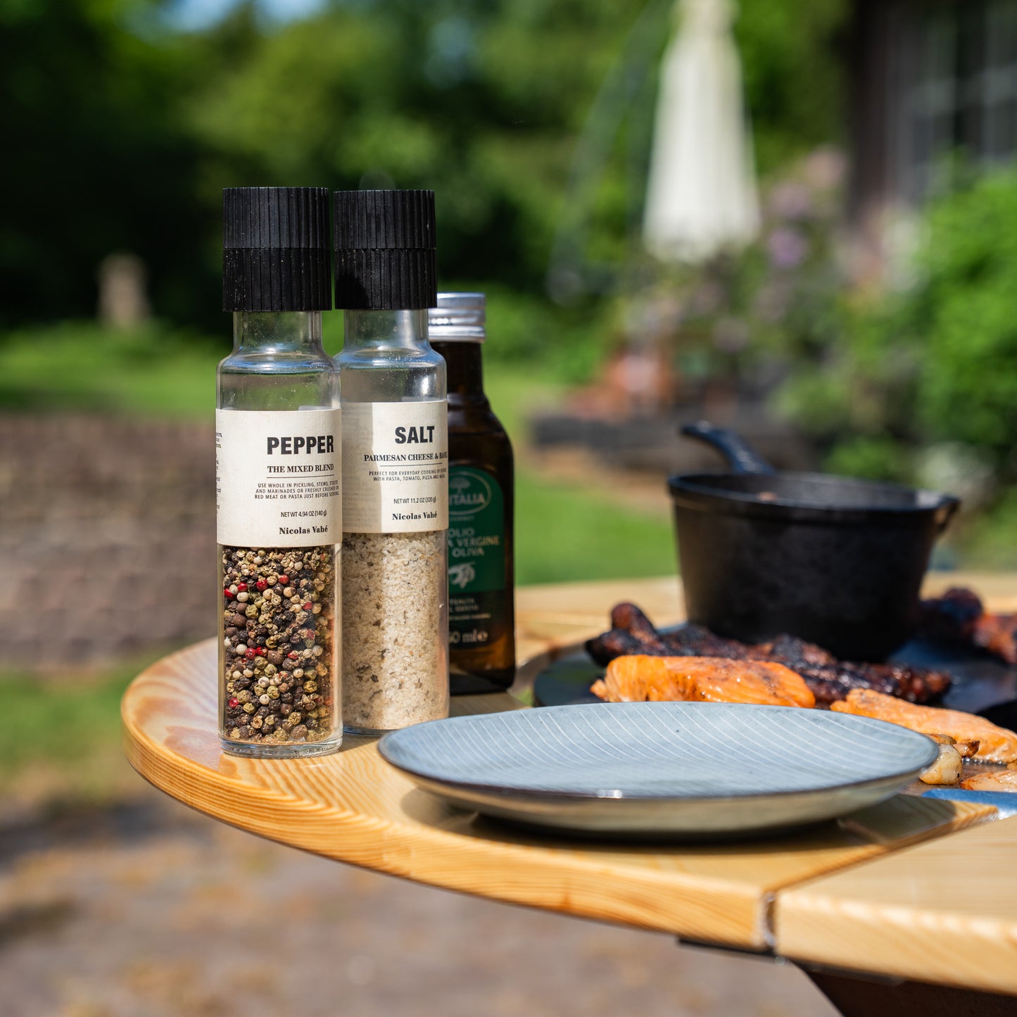 BBQ Plancha Grill Brasero en acier Corten avec plaque de cuisson Ø 80 cm et Mesa (bordure en bois), grandes roues, rangement pour le bois