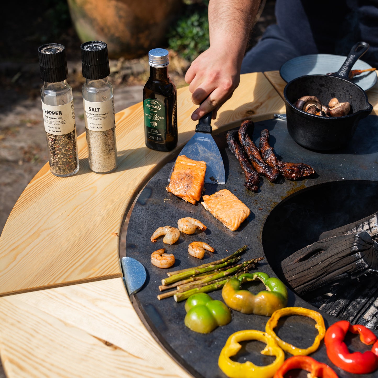 BBQ Plancha Grill Brasero en acier Corten avec plaque de cuisson Ø 80 cm et Mesa (bordure en bois), grandes roues, rangement pour le bois