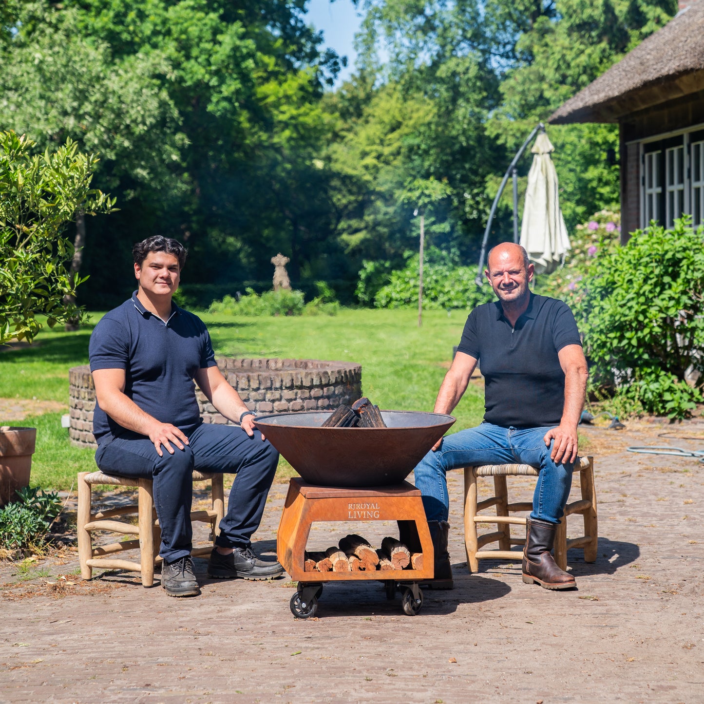 Barbecue Plancha Grill Brasero Brasero en acier Corten avec grandes roues et rangement pour le bois Ø75cm