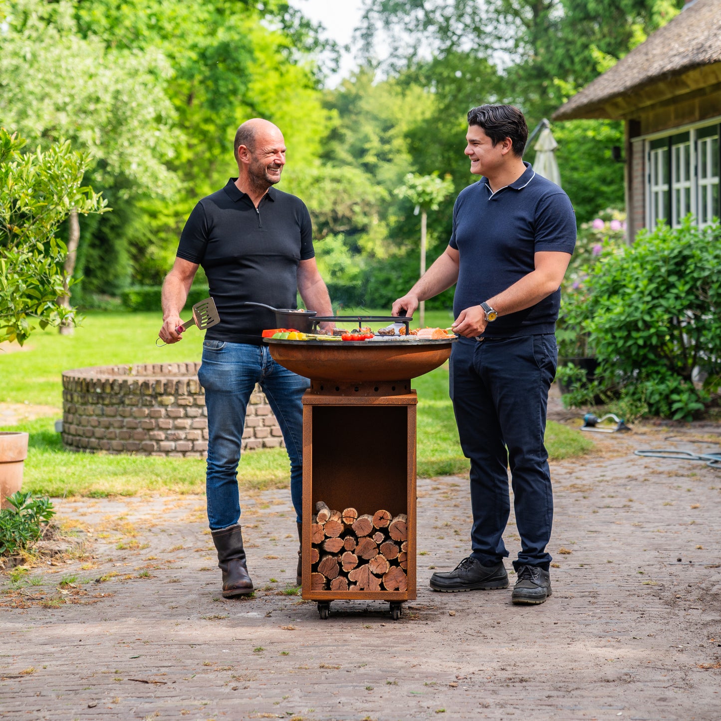 BBQ Plancha Grill Acier Corten Camarada 2.0 - Avec tisonnier et rangement bois Ø70cm
