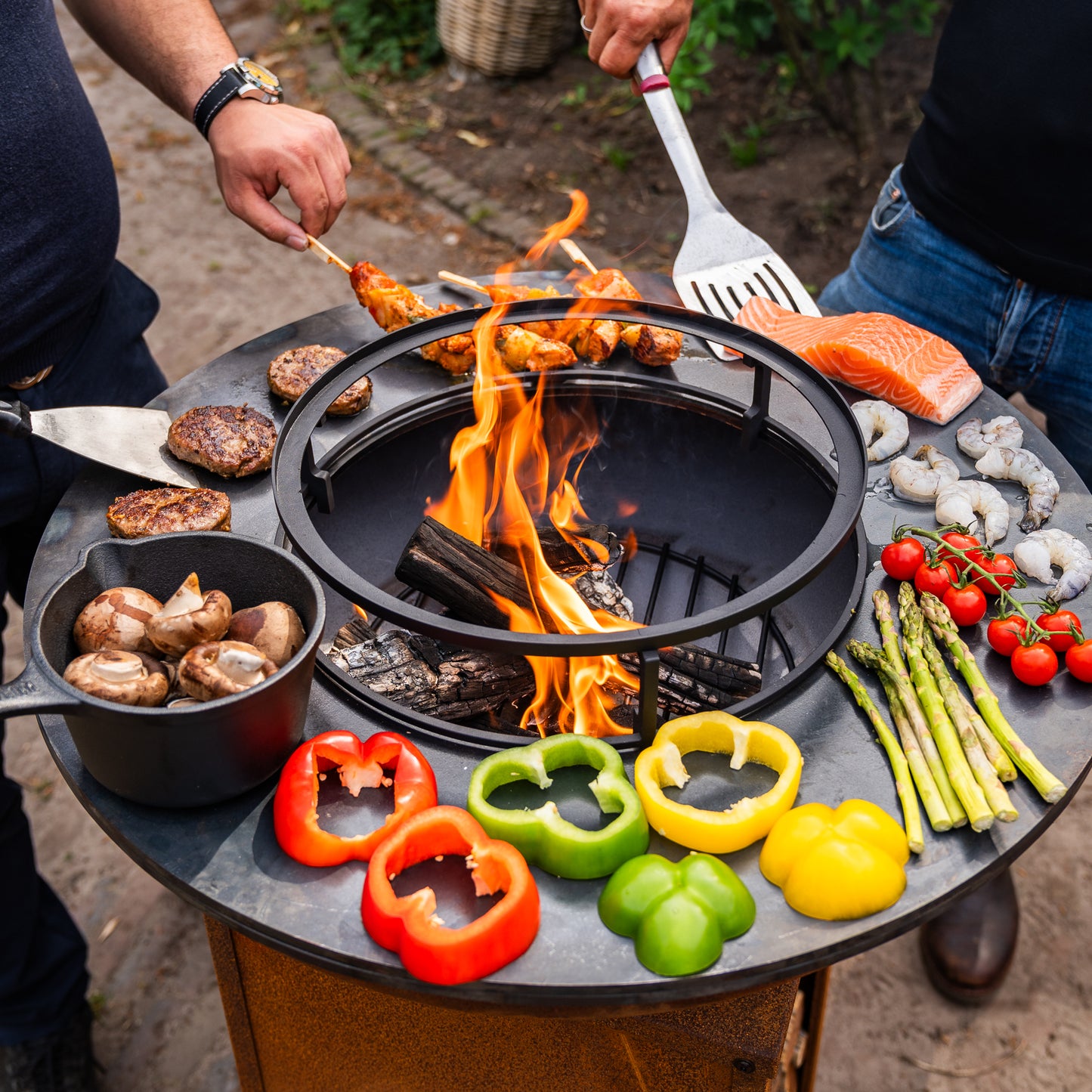 BBQ Plancha Grill Acier Corten Camarada 2.0 - Avec tisonnier et rangement bois Ø70cm