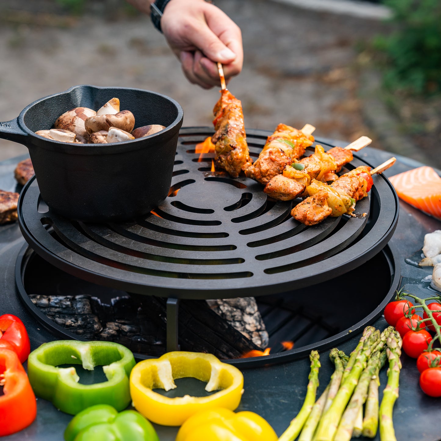 BBQ Plancha Grill Acier Corten Camarada 2.0 - Avec tisonnier et rangement bois Ø70cm