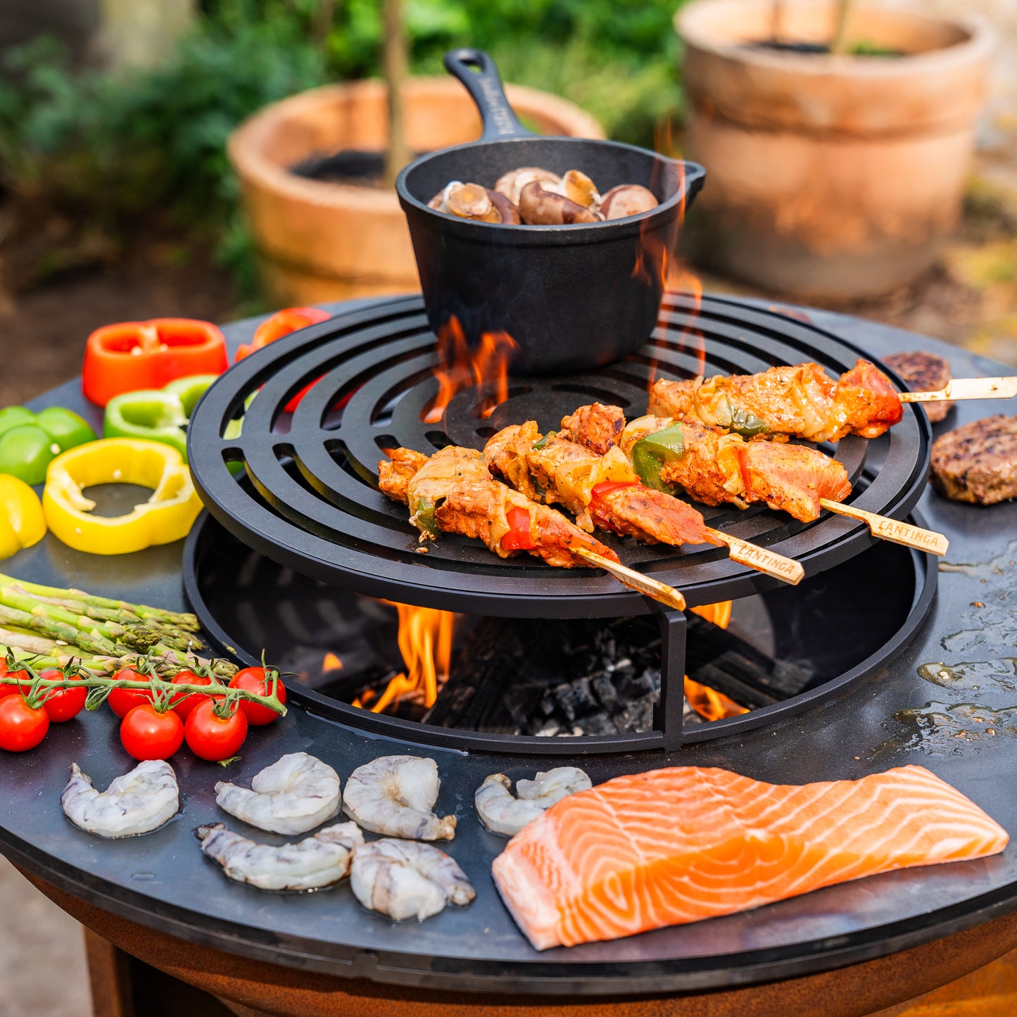 BBQ Plancha Grill Acier Corten Camarada 2.0 - Avec tisonnier et rangement bois Ø70cm