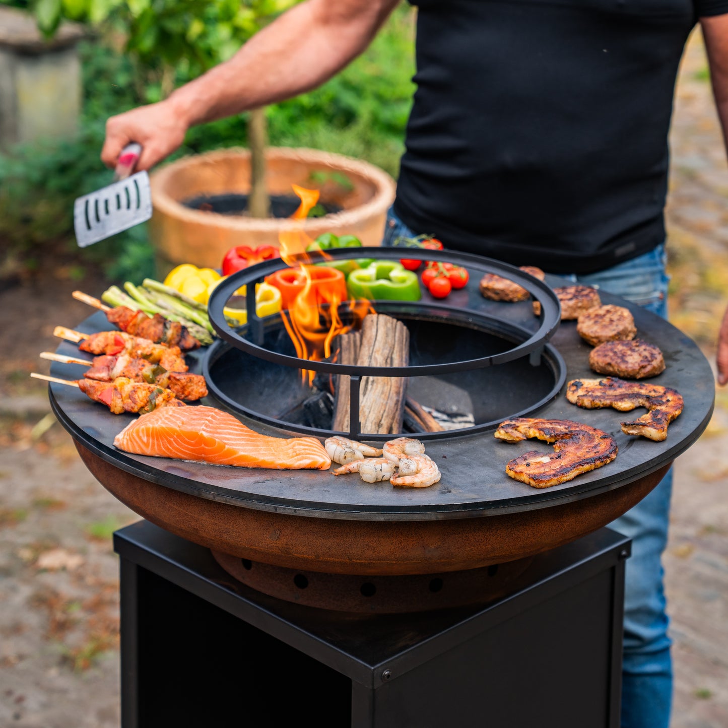 BBQ Plancha Grill Acier Corten Blackline Camarada rangement bois Ø70cm