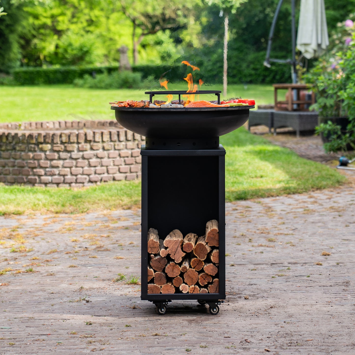 BBQ Plancha Grill Blackline Camarada 2.0 - Avec tisonnier et rangement bois Ø70cm