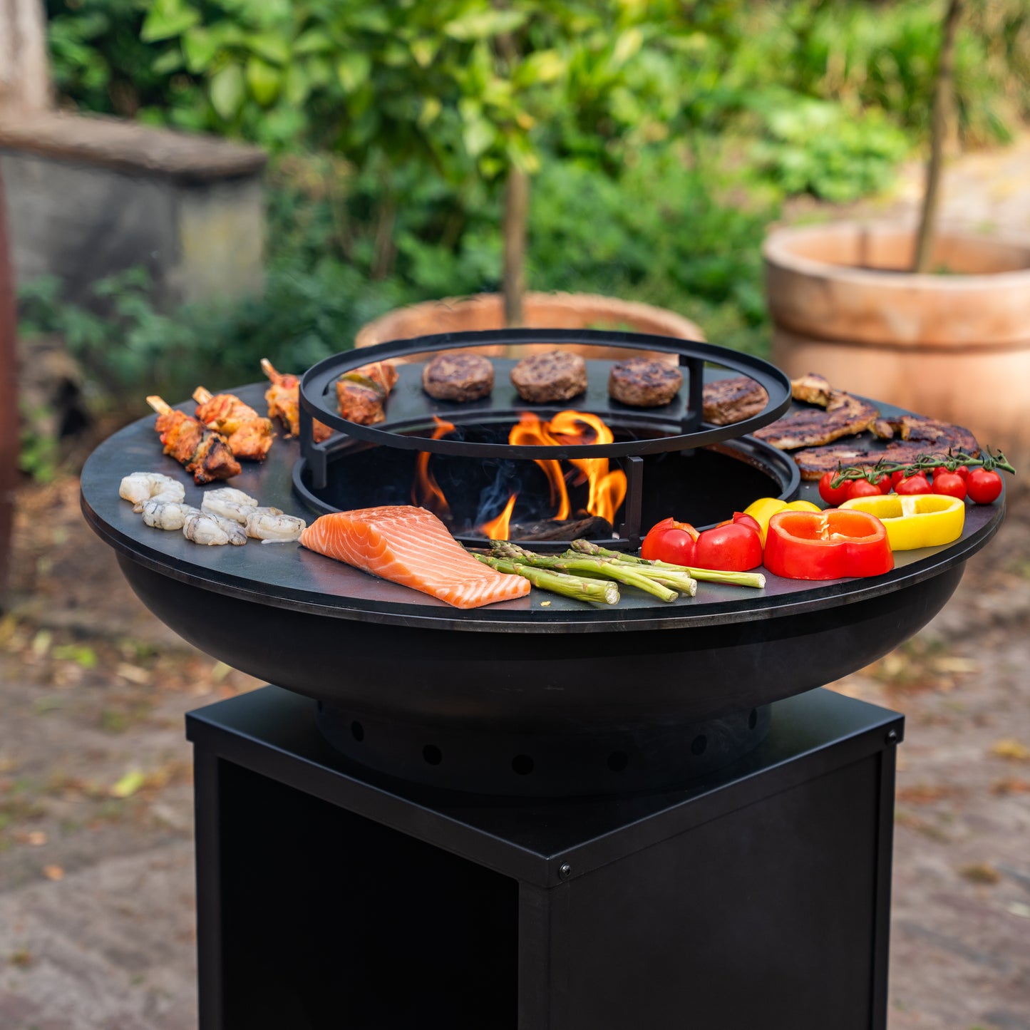 BBQ Plancha Grill Blackline Camarada 2.0 - Avec tisonnier et rangement bois Ø70cm