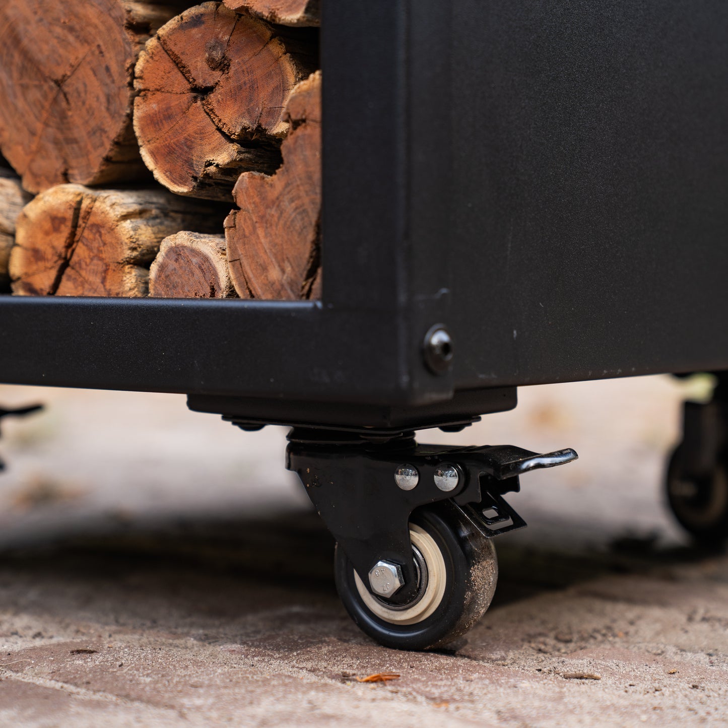 BBQ Plancha Grill Blackline Camarada 2.0 - Avec tisonnier et rangement bois Ø70cm