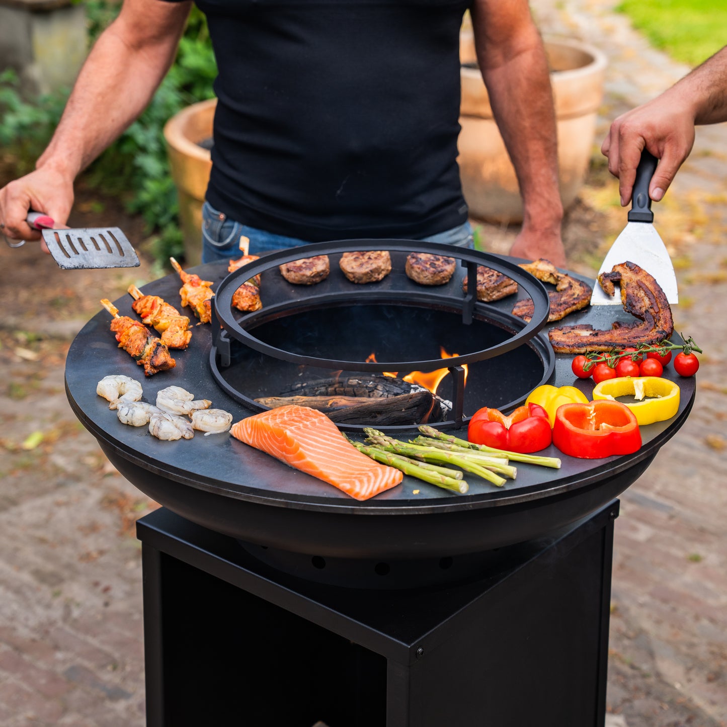BBQ Plancha Grill Blackline Camarada 2.0 - Avec tisonnier et rangement bois Ø70cm