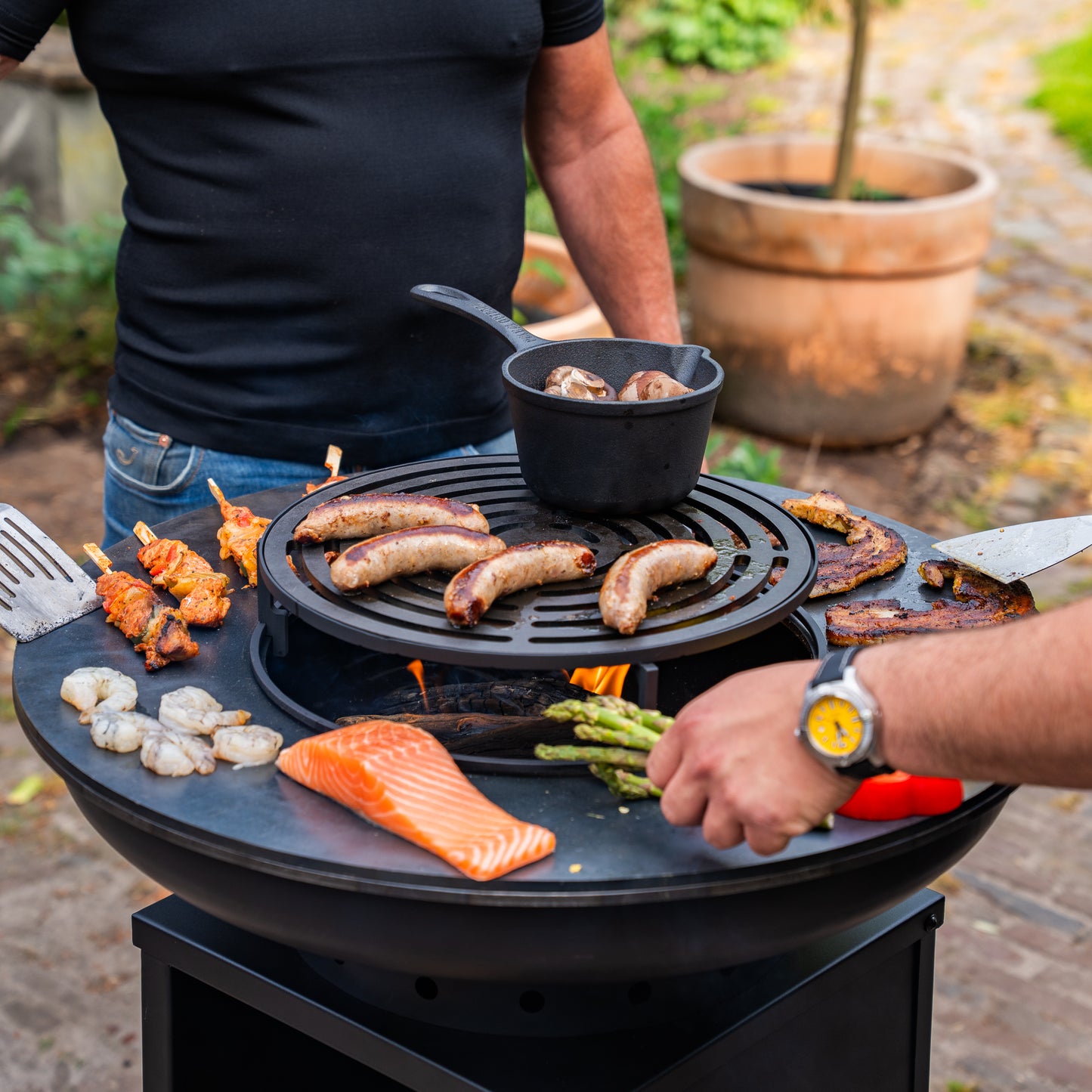 BBQ Plancha Grill Blackline Camarada 2.0 - Avec tisonnier et rangement bois Ø70cm