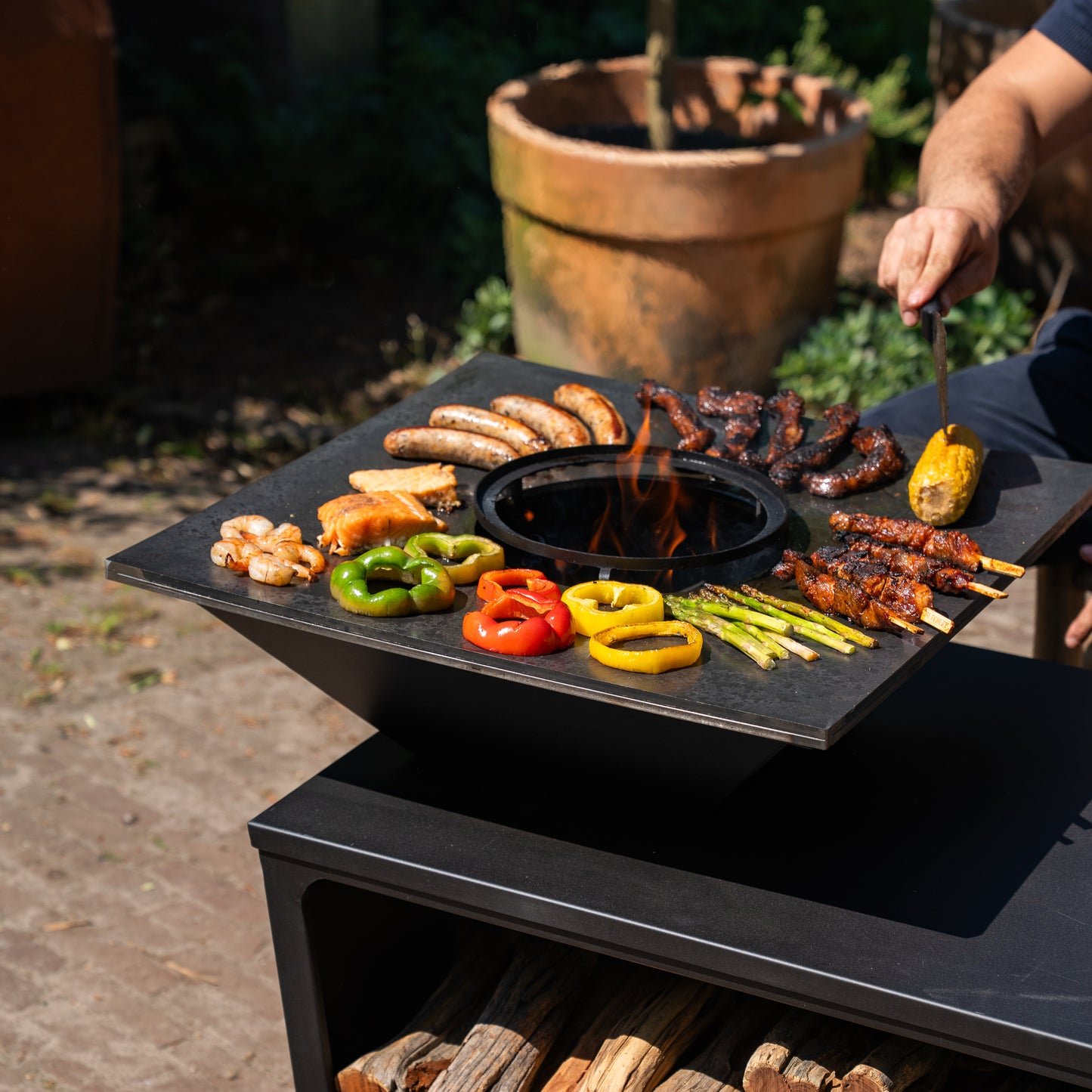 BBQ Plancha Grill Compañía - avec Housse de protection personnalisée et rangement bois 60Ø - Avec planche à découper
