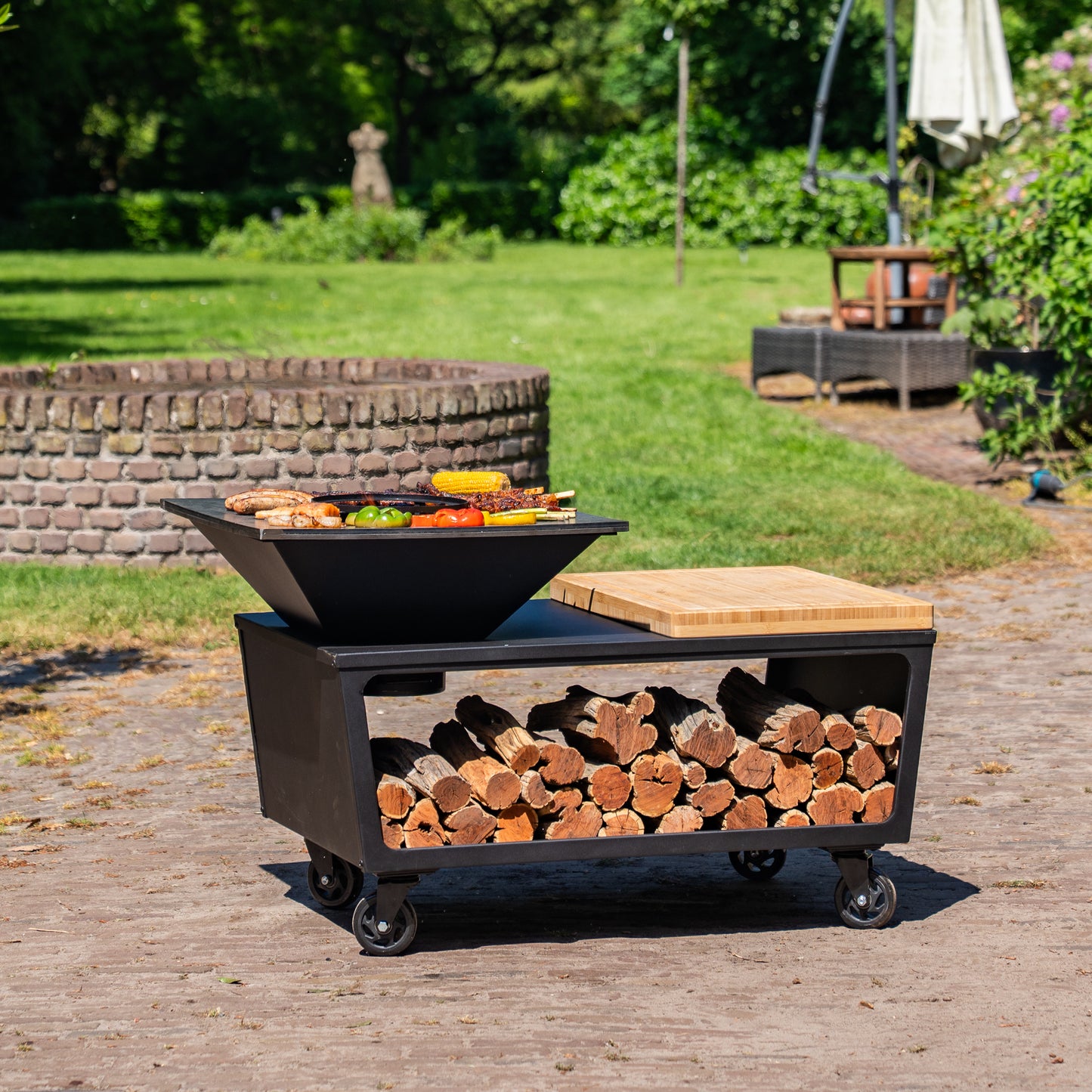 BBQ Plancha Grill Compañía - avec Housse de protection personnalisée et rangement bois 60Ø - Avec planche à découper