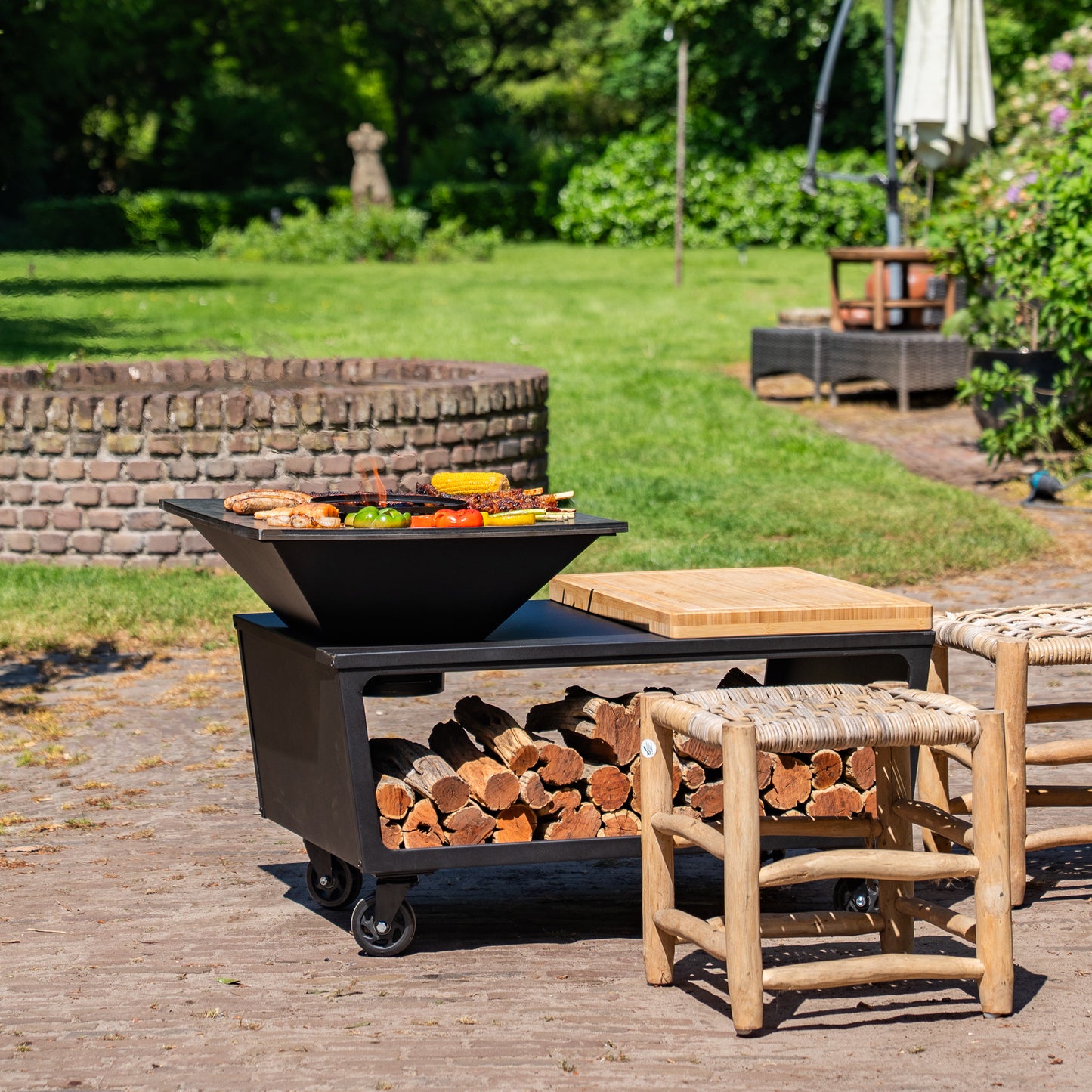 BBQ Plancha Grill Compañía - avec Housse de protection personnalisée et rangement bois 60Ø - Avec planche à découper