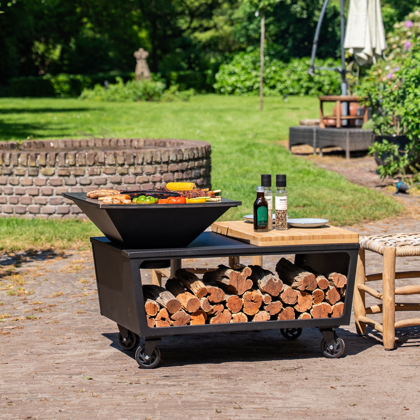 BBQ Plancha Grill Compañía - avec Housse de protection personnalisée et rangement bois 60Ø - Avec planche à découper