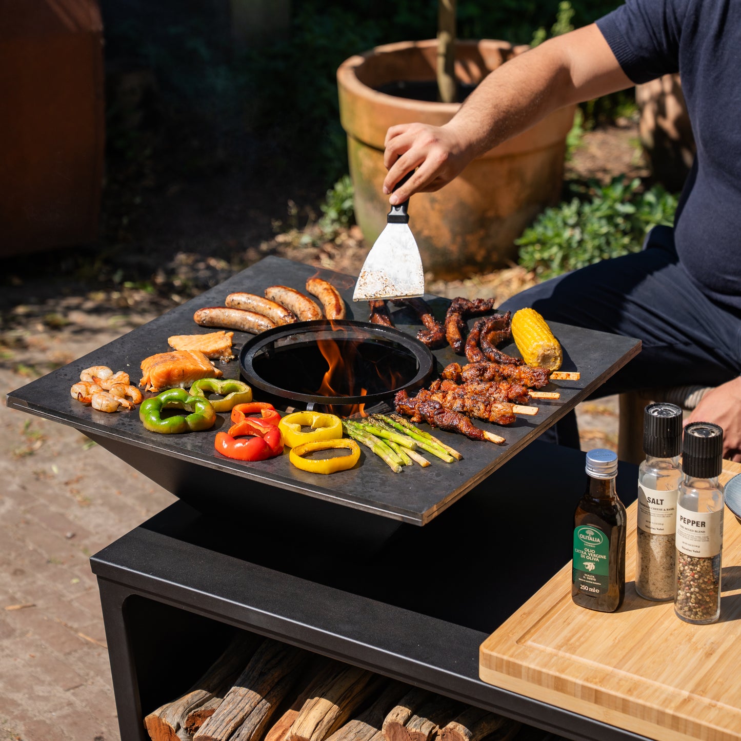 BBQ Plancha Grill Compañía - avec Housse de protection personnalisée et rangement bois 60Ø - Avec planche à découper