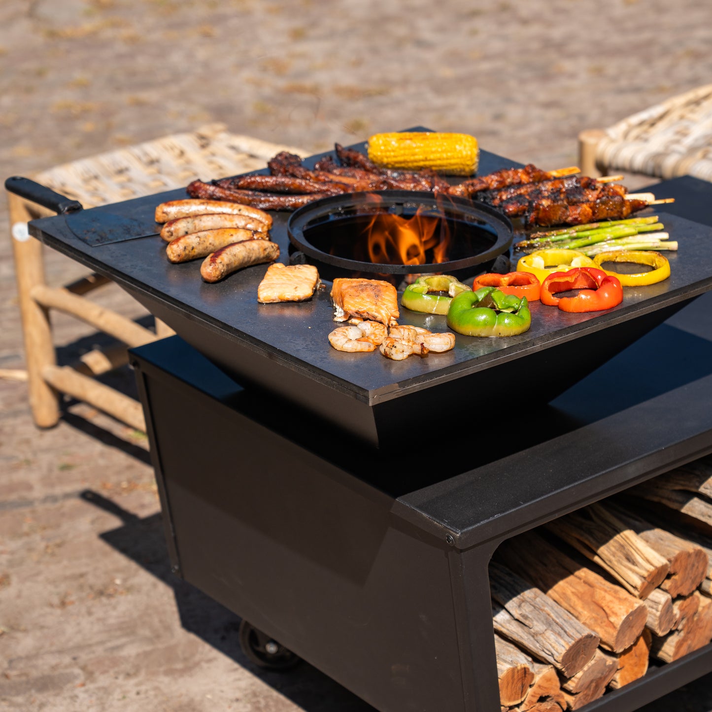 BBQ Plancha Grill Compañía - avec Housse de protection personnalisée et rangement bois 60Ø - Avec planche à découper
