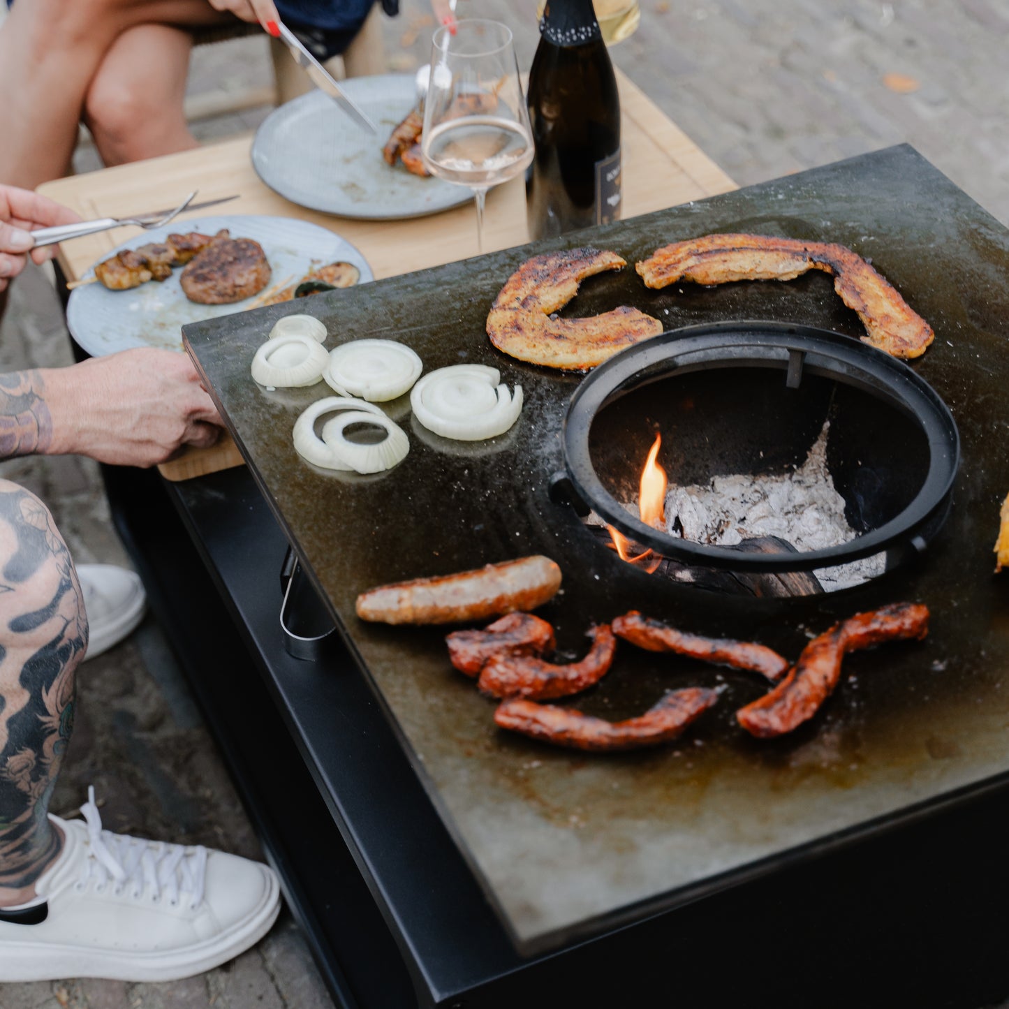 Barbecue Plancha Grill Amigo - Avec couvercle et rangement bois Ø67cm