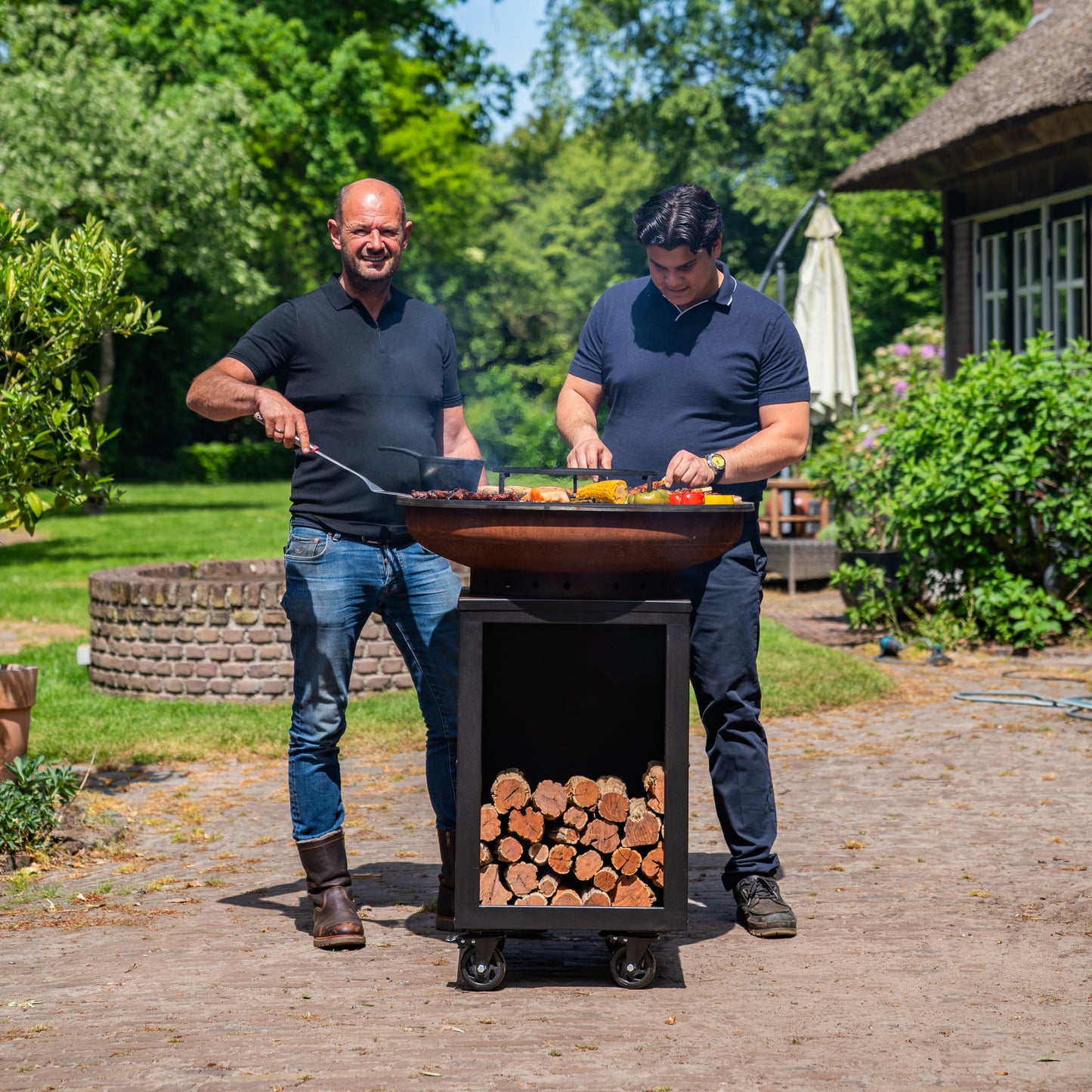 BBQ Plancha Grill Hermano XXL Acier Corten Blackline - Avec tisonnier et rangement pour le bois Ø80cm 8mm