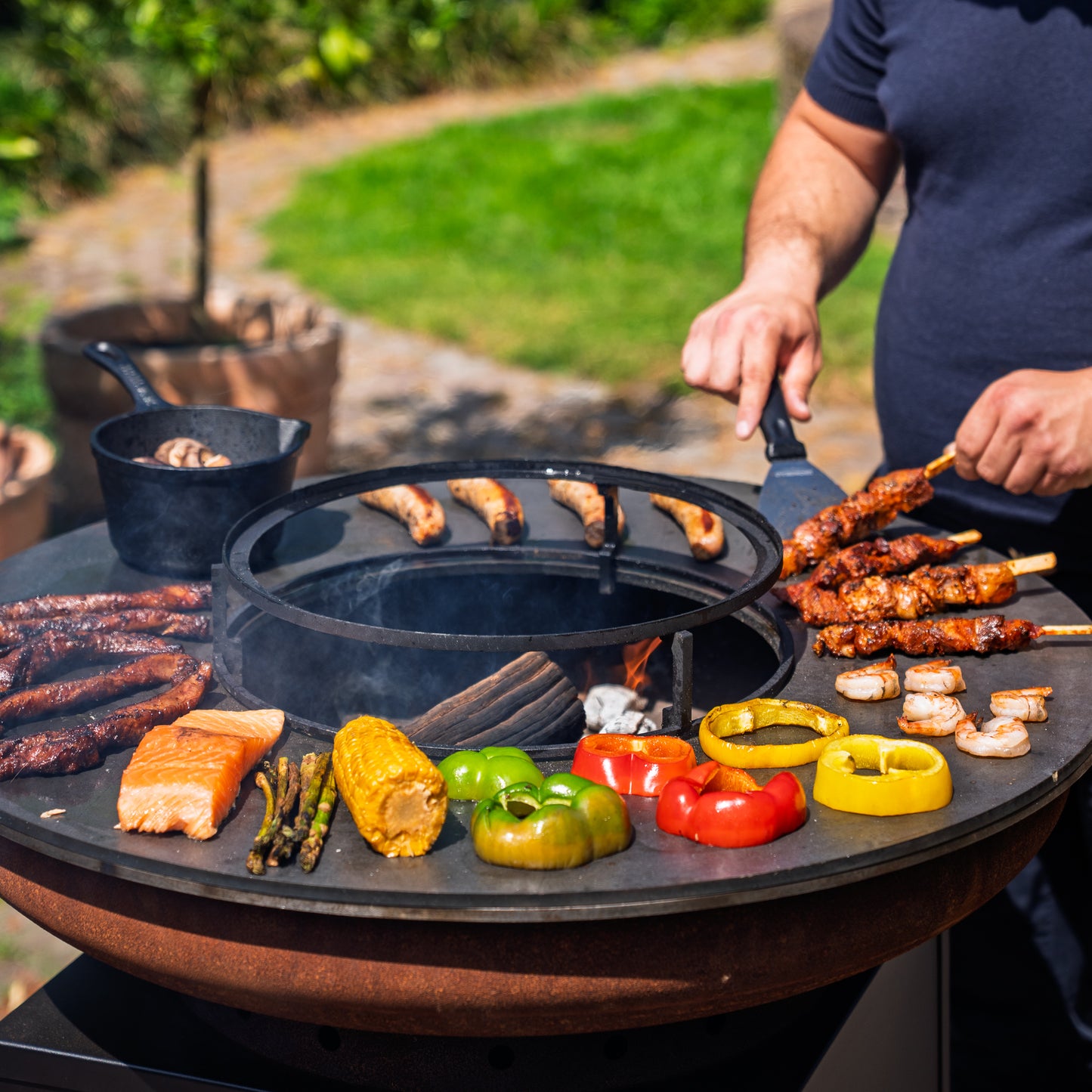 BBQ Plancha Grill Hermano XXL Acier Corten Blackline - Avec tisonnier et rangement pour le bois Ø80cm 8mm