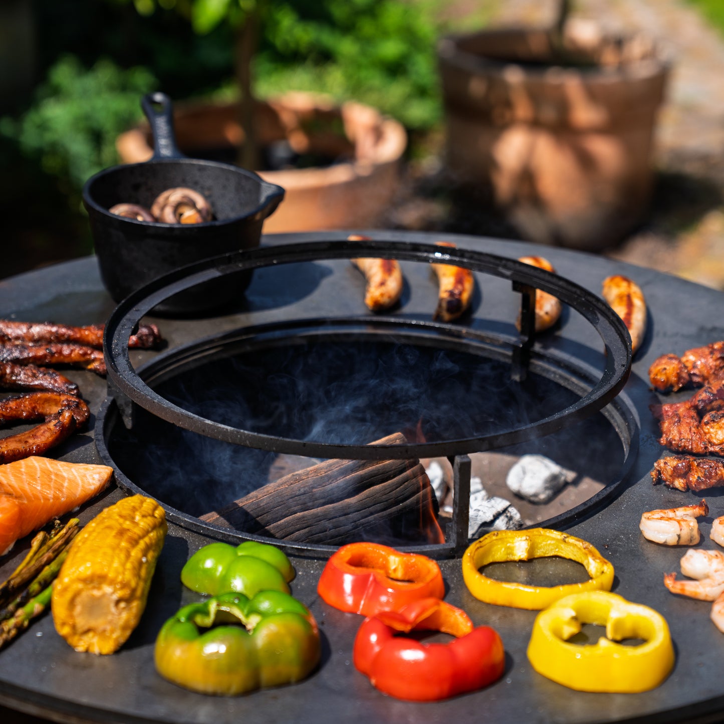 BBQ Plancha Grill Hermano XXL Acier Corten Blackline - Avec tisonnier et rangement pour le bois Ø80cm 8mm