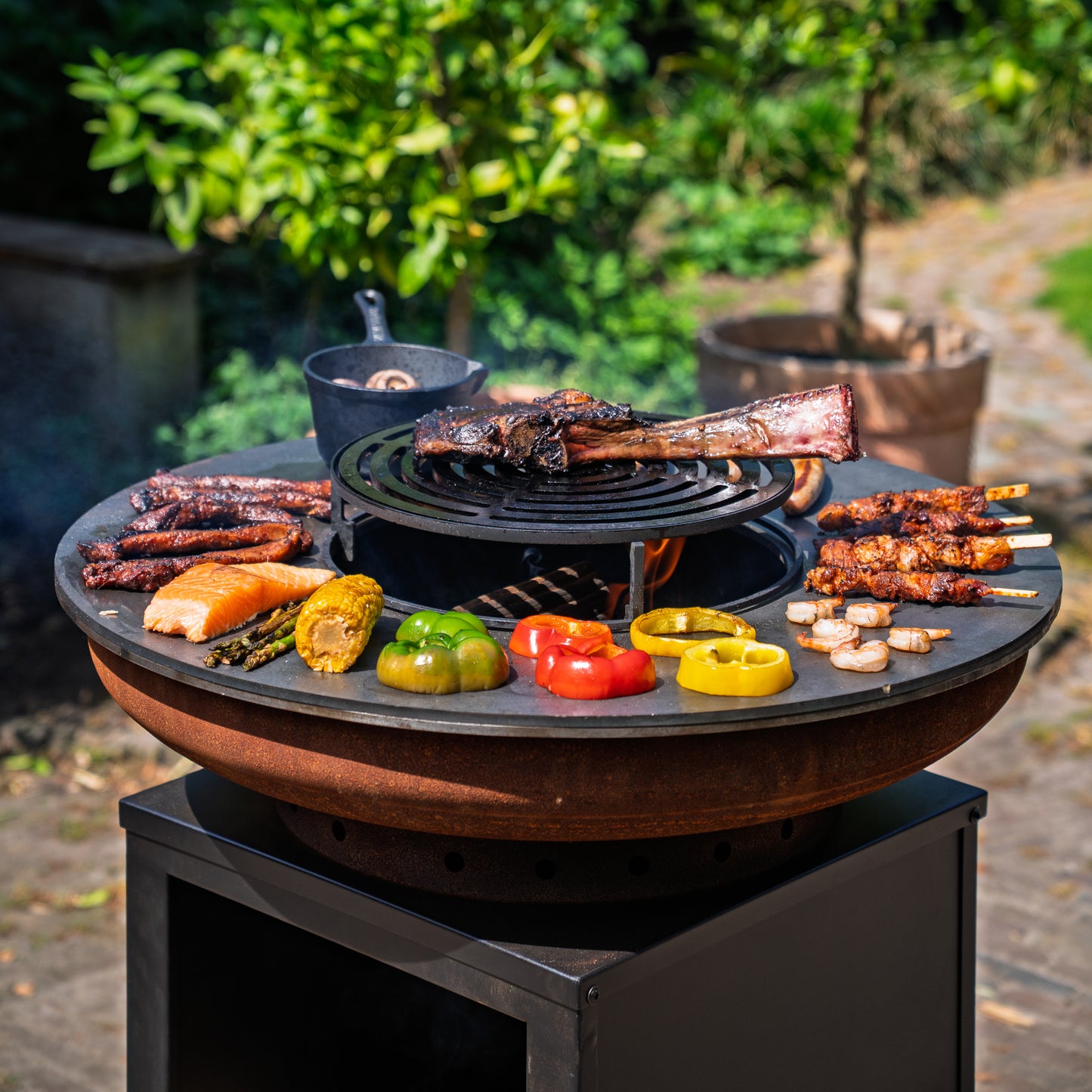 BBQ Plancha Grill Hermano XXL Acier Corten Blackline - Avec tisonnier et rangement pour le bois Ø80cm 8mm