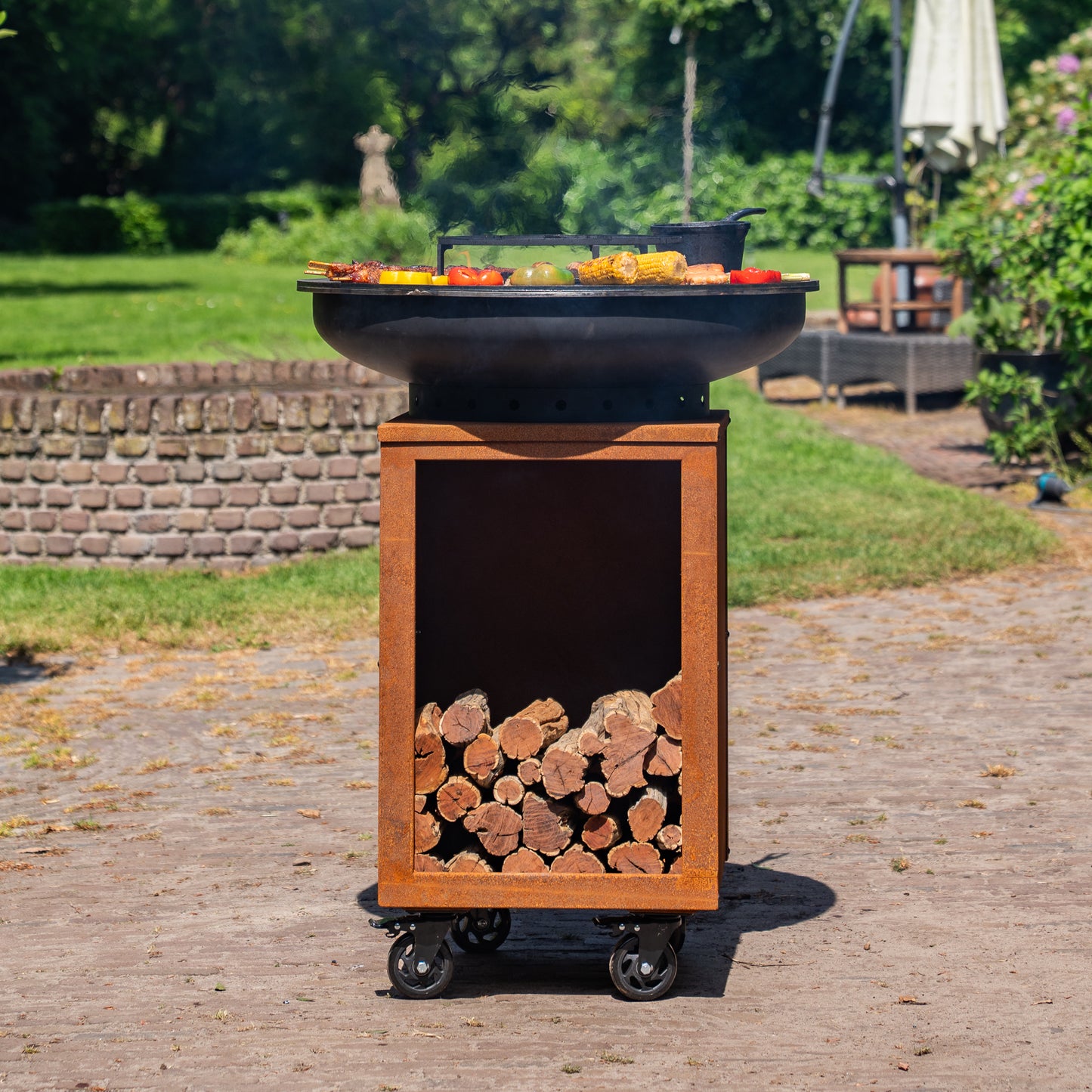 BBQ Plancha Grill Hermano XXL Blackline Acier Corten - Avec tisonnier et rangement pour le bois Ø80cm 8mm