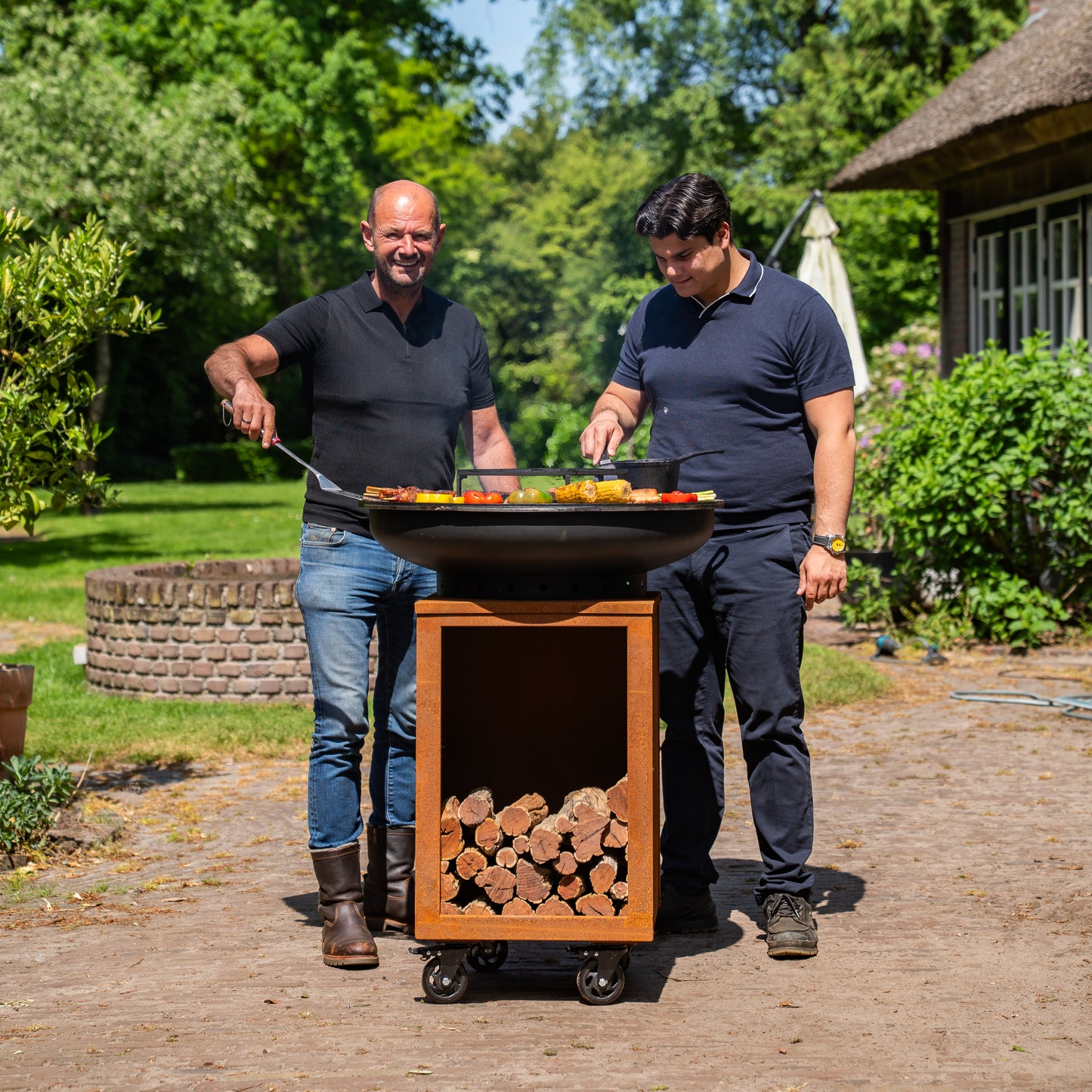 BBQ Plancha Grill Hermano XXL Blackline Acier Corten - Avec tisonnier et rangement pour le bois Ø80cm 8mm
