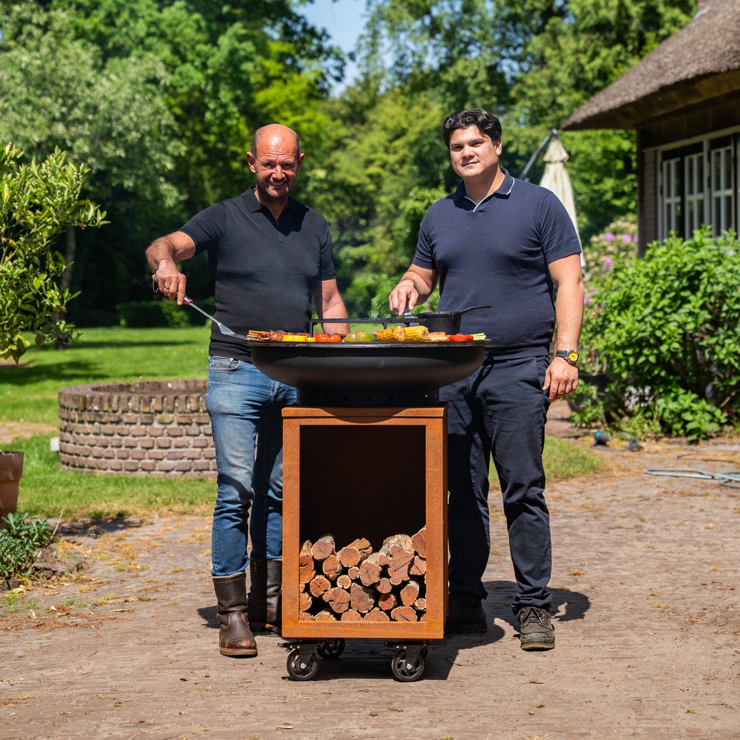 BBQ Plancha Grill Hermano XXL Blackline Acier Corten - Avec tisonnier et rangement pour le bois Ø80cm 8mm