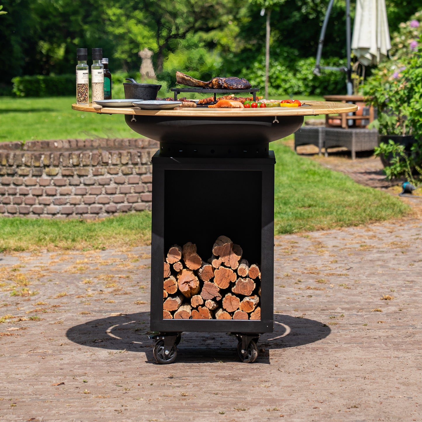 BBQ Plancha Grill Hermano XXL Blackline - Ø80cm 8mm Avec entourage en bois Mesa